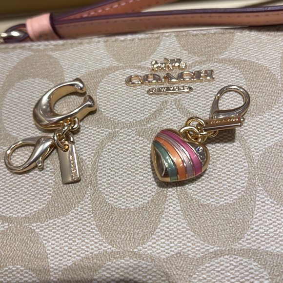 Coach Boxed Corner Zip Wristlet In Signature Canvas
Gold/Light Khaki/Faded Blush - Picture 9 of 16